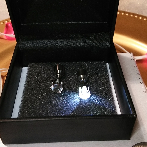 ☀💎CZ RADIANT LIGHT UP EARRINGS IN STAINLESS STEEL - Picture 5 of 6